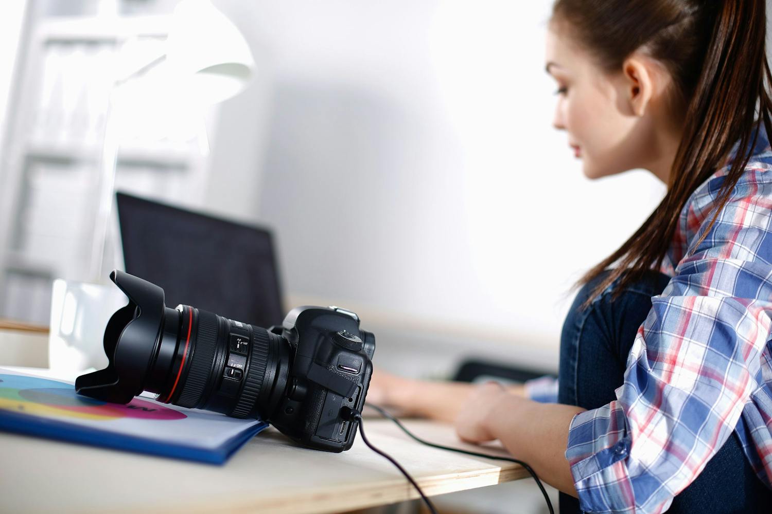 rawtherapee gratis billedbehandling min Kvinde redigerer fotos.